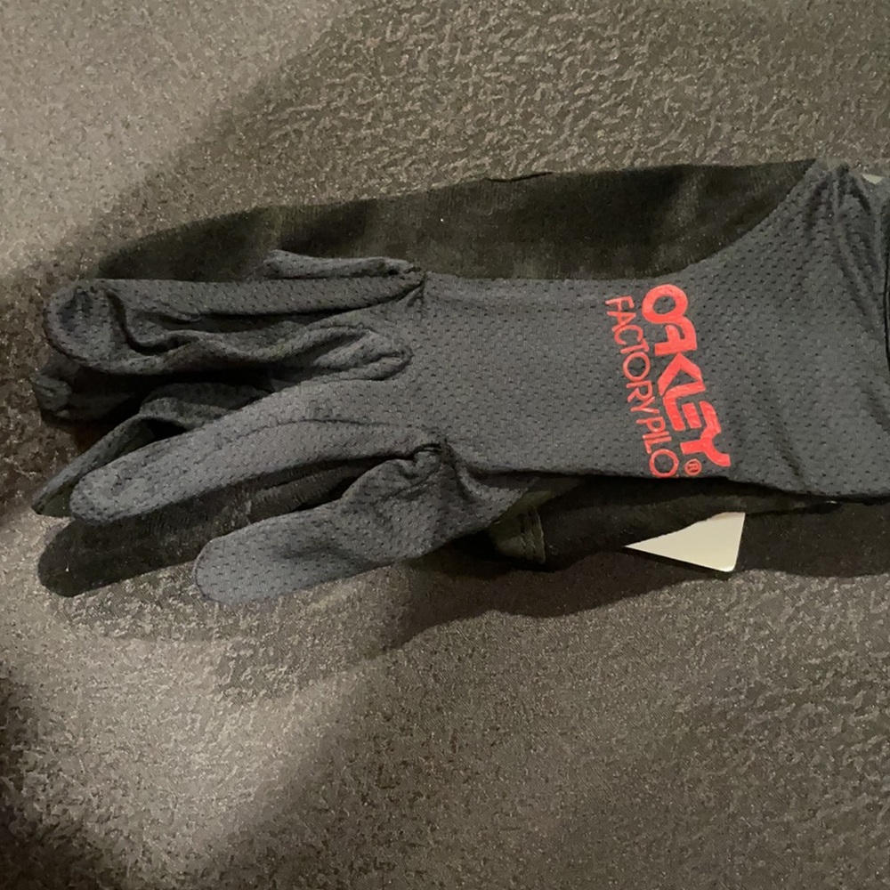 Brand new Oakley warm weather gloves